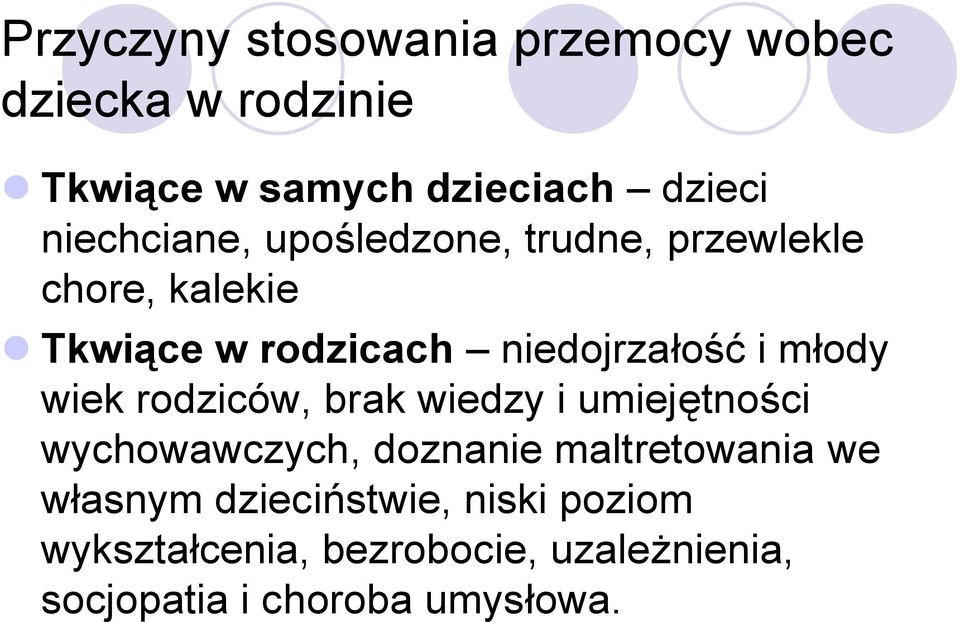 młody wiek rodziców, brak wiedzy i umiejętności wychowawczych, doznanie maltretowania we