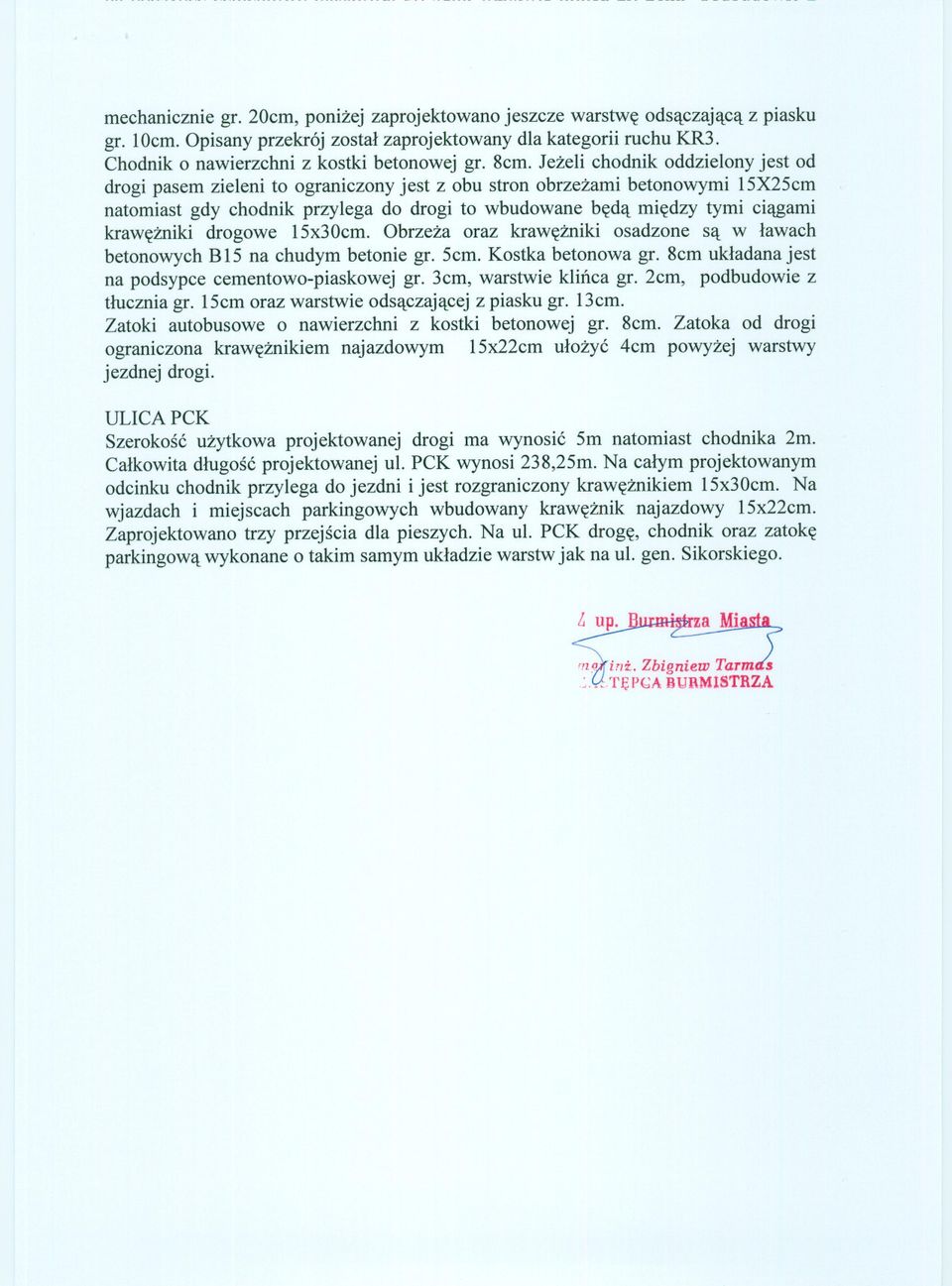Jezeli chodnik oddzielony jest od drogi pasem zieleni to ograniczony jest z obu stron obrzezami betonowymi 15X25cm natomiast gdy chodnik przylega do drogi to wbudowane beda miedzy tymi ciagami