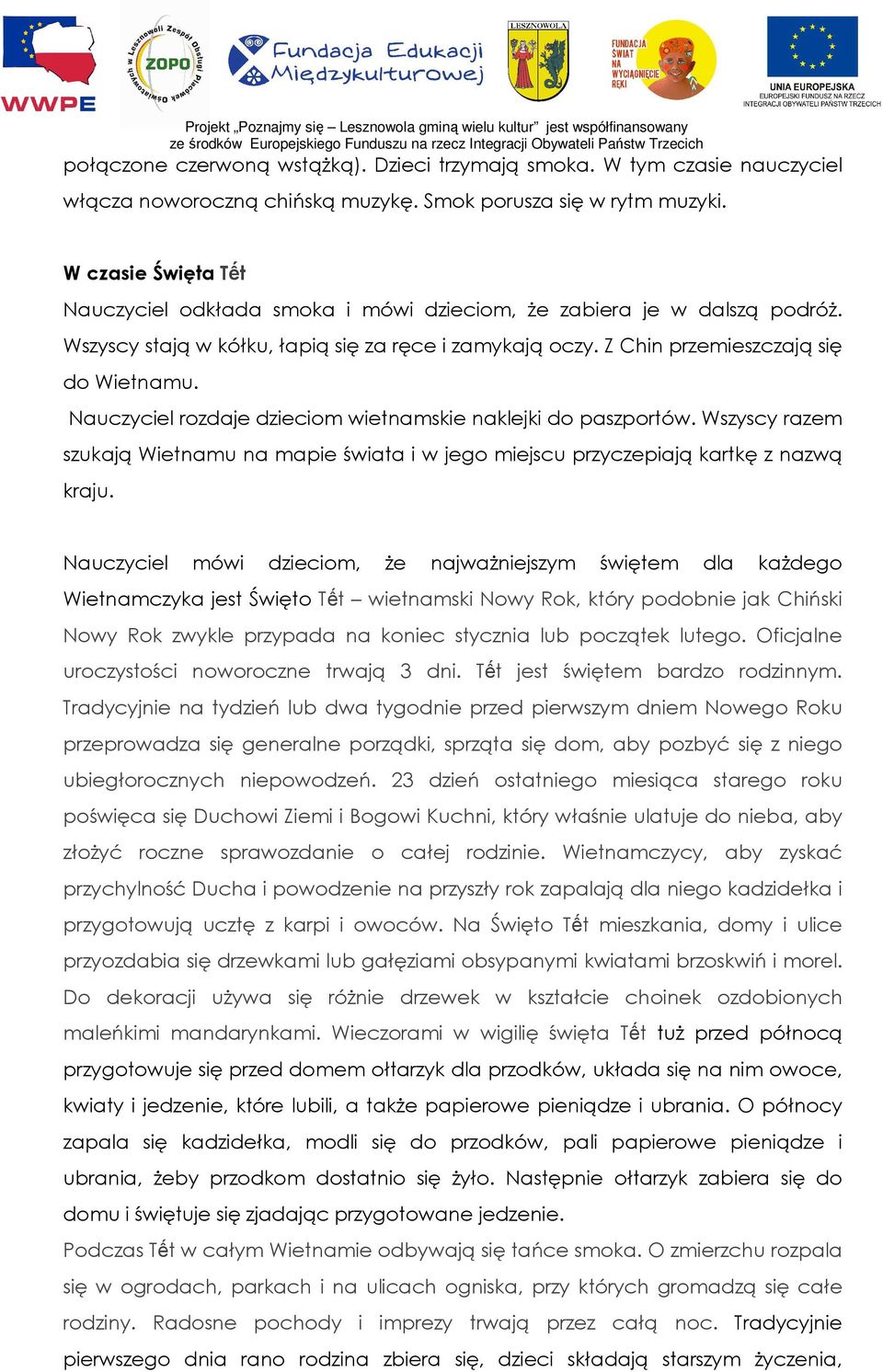 Nauczyciel rozdaje dzieciom wietnamskie naklejki do paszportów. Wszyscy razem szukają Wietnamu na mapie świata i w jego miejscu przyczepiają kartkę z nazwą kraju.