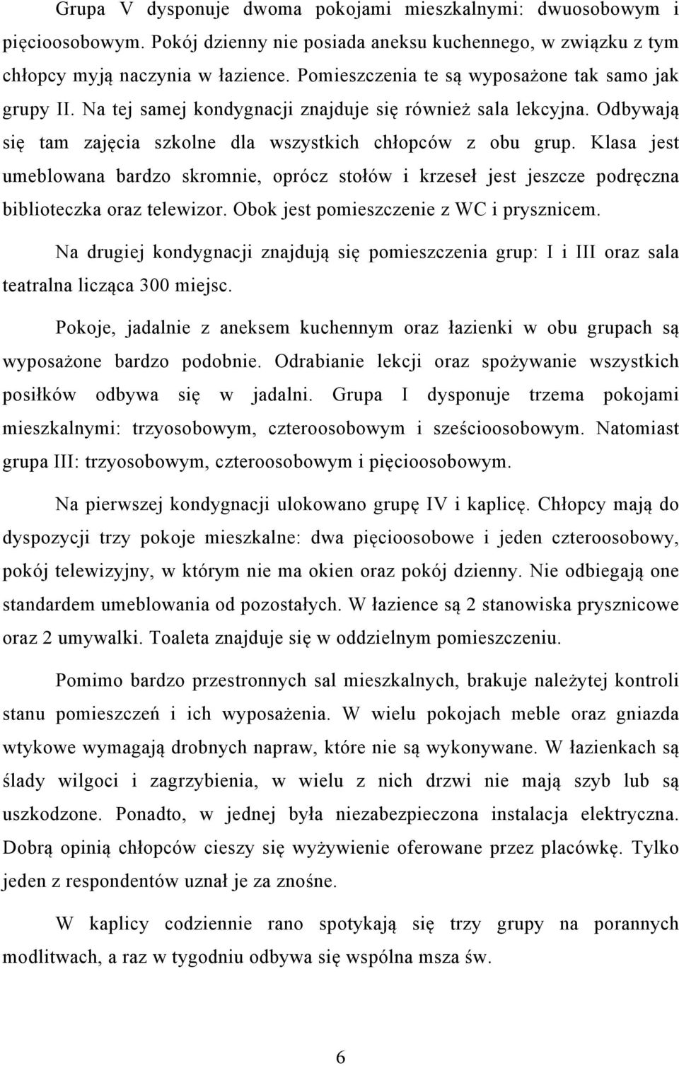Klasa jest umeblowana bardzo skromnie, oprócz stołów i krzeseł jest jeszcze podręczna biblioteczka oraz telewizor. Obok jest pomieszczenie z WC i prysznicem.