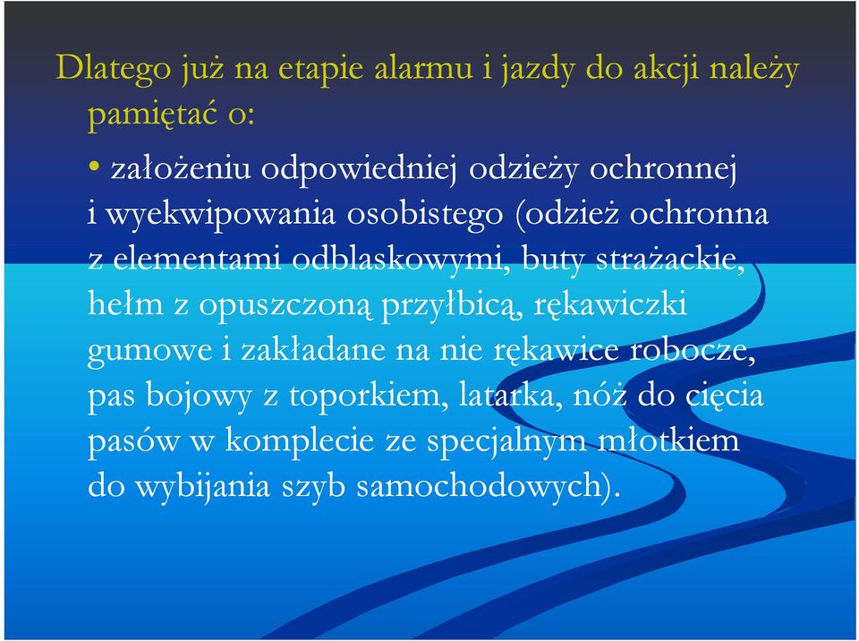 hełm z opuszczoną przyłbicą, rękawiczki gumowe i zakładane na nie rękawice robocze, pas bojowy z
