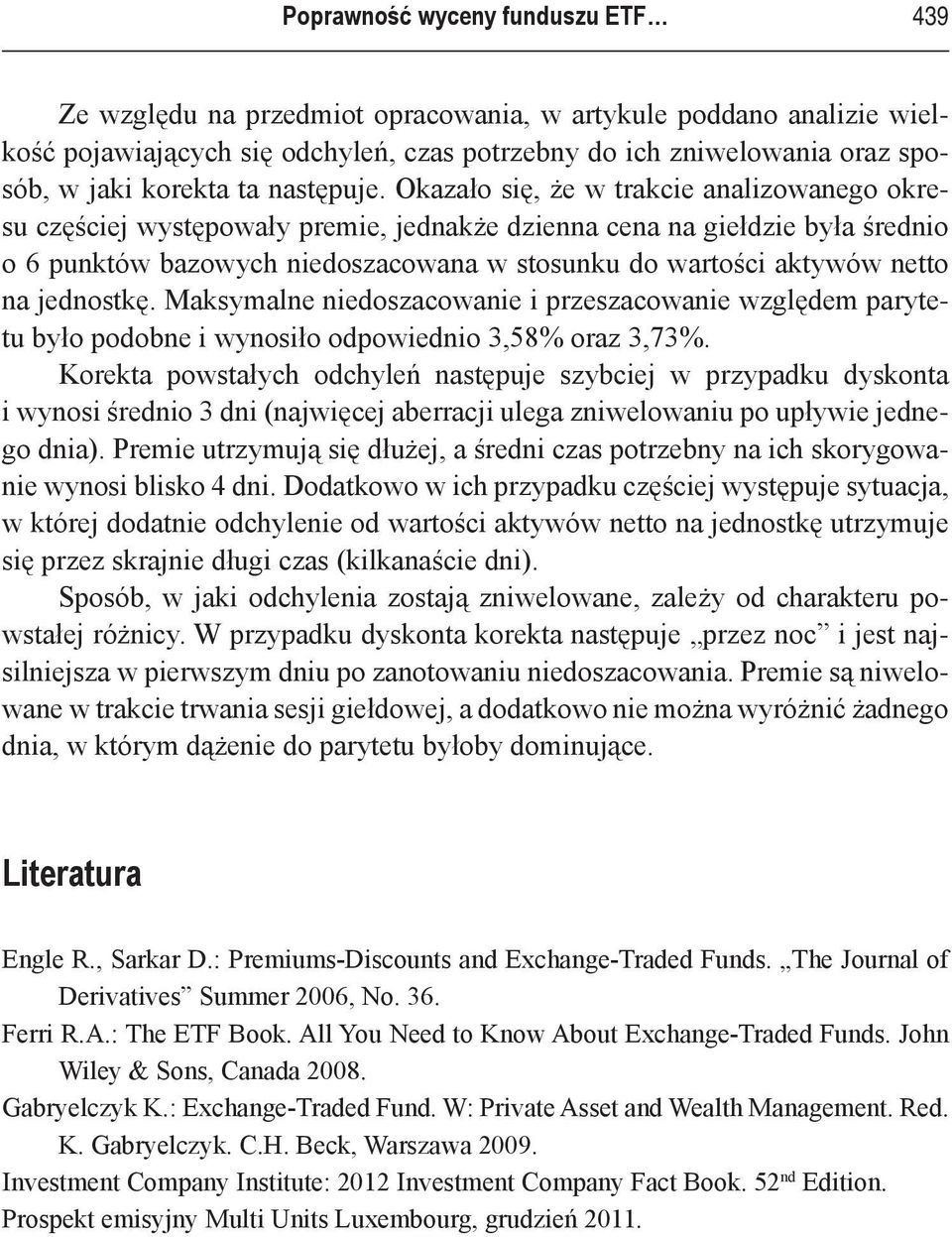 Okazało się, że w trakcie analizowanego okresu częściej występowały premie, jednakże dzienna cena na giełdzie była średnio o 6 punktów bazowych niedoszacowana w stosunku do wartości aktywów netto na