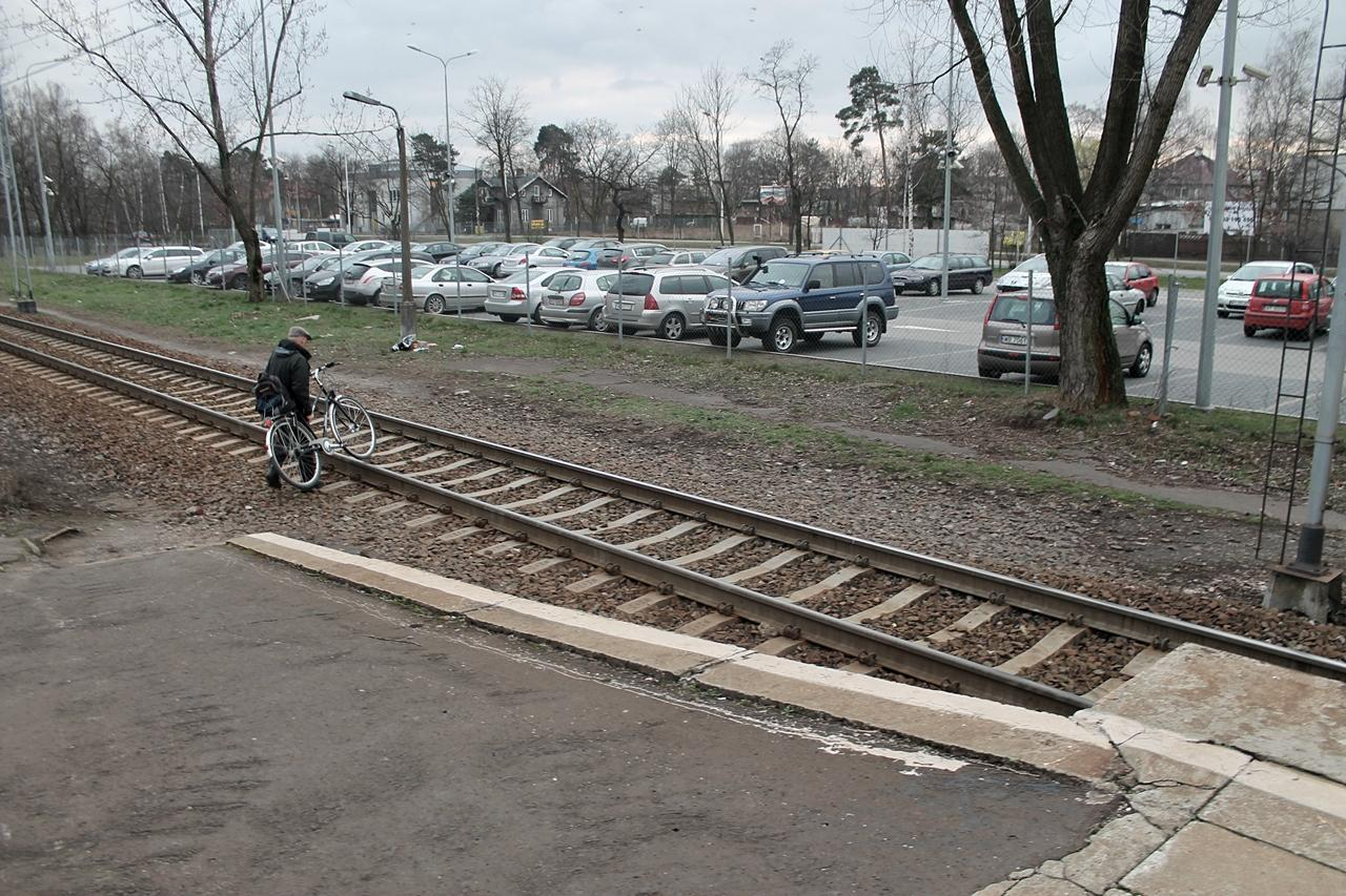 5. Brak wyznaczonego przejścia na peron od strony parkingu P&R Nieoznaczone południowe przejście przez zachodni tor (od strony P&R) Wyznaczenie