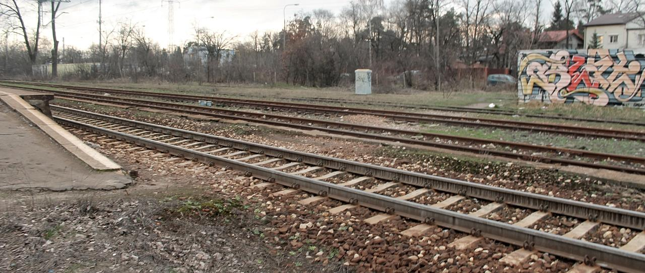 6. Brak wyznaczonego przejścia od strony wschodniej Nieoznaczone przejście przez tory od strony wschodniej Wyznaczenie