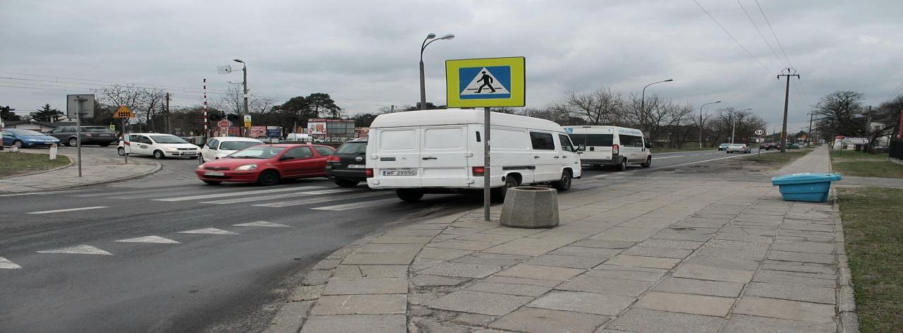 3. Nieobniżone krawężniki, samochody najeżdżające na chodnik na wschodniej jezdni ul.