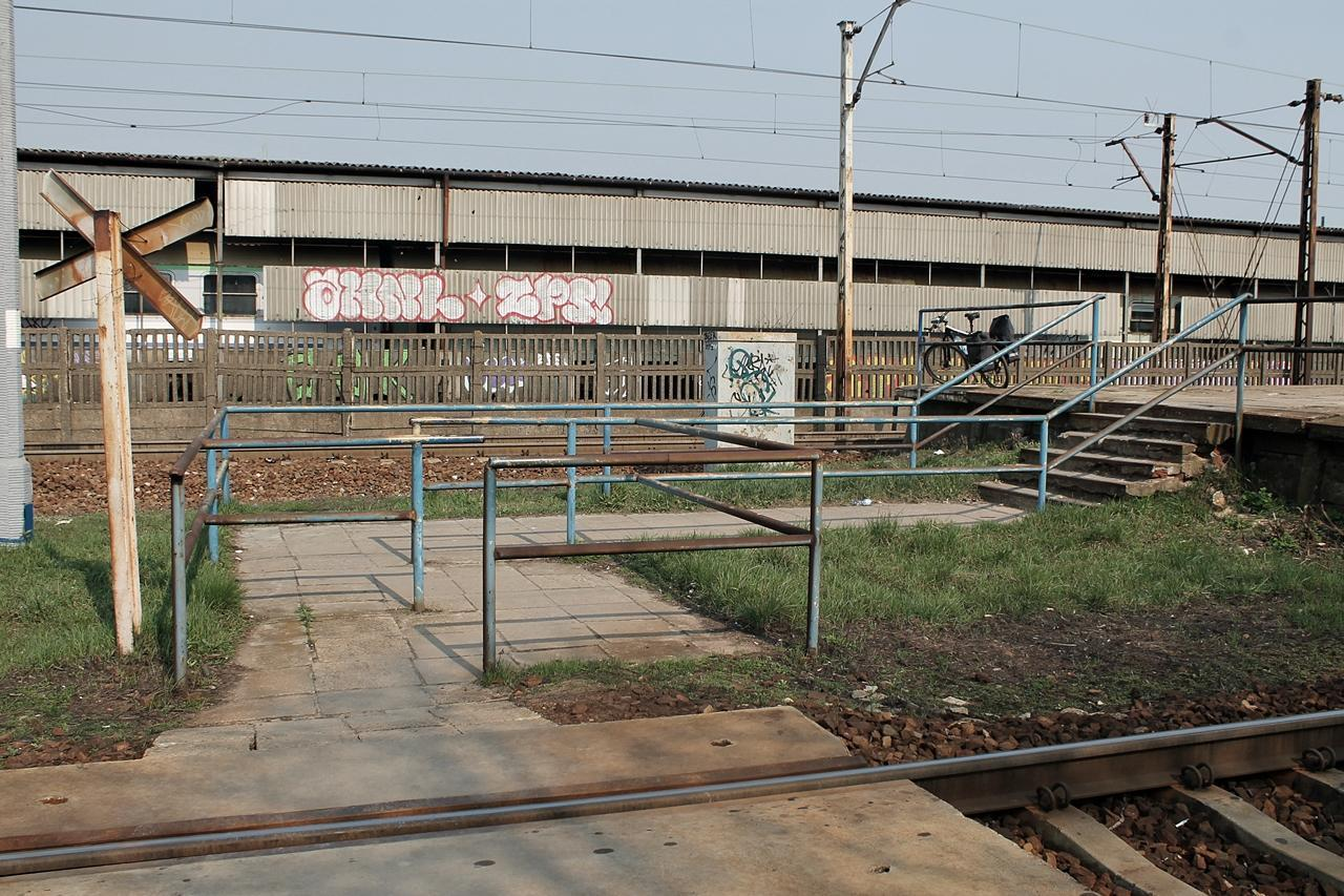 1. Stopnie na dojściu na peron brak podjazdu 6 stopni na zachodnim dojściu na peron