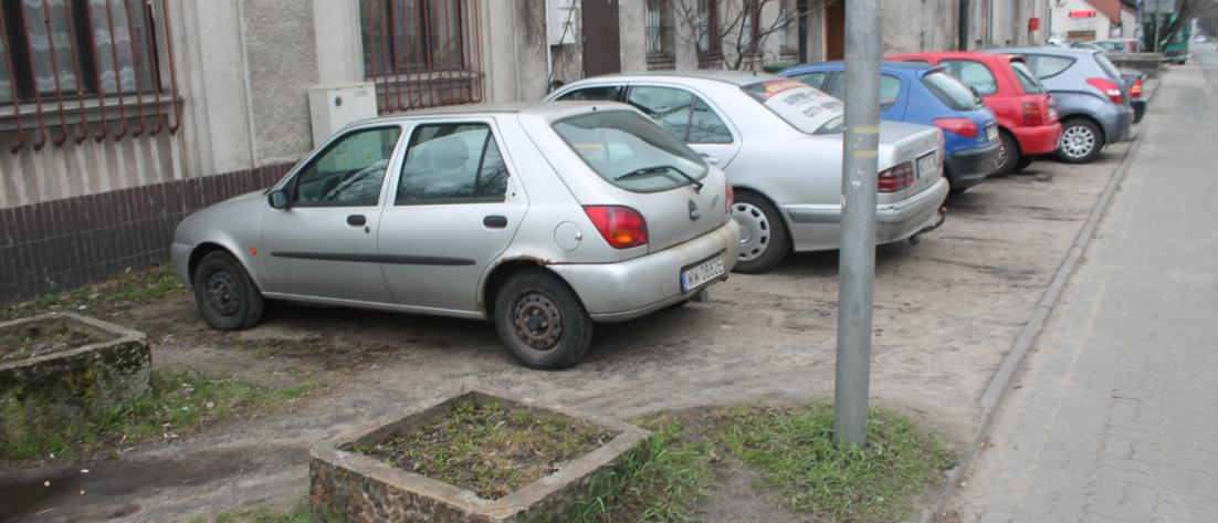 4. Parkowanie samochodów poza wyznaczonym miejscem Parkowanie samochodów poza wyznaczonymi miejscami