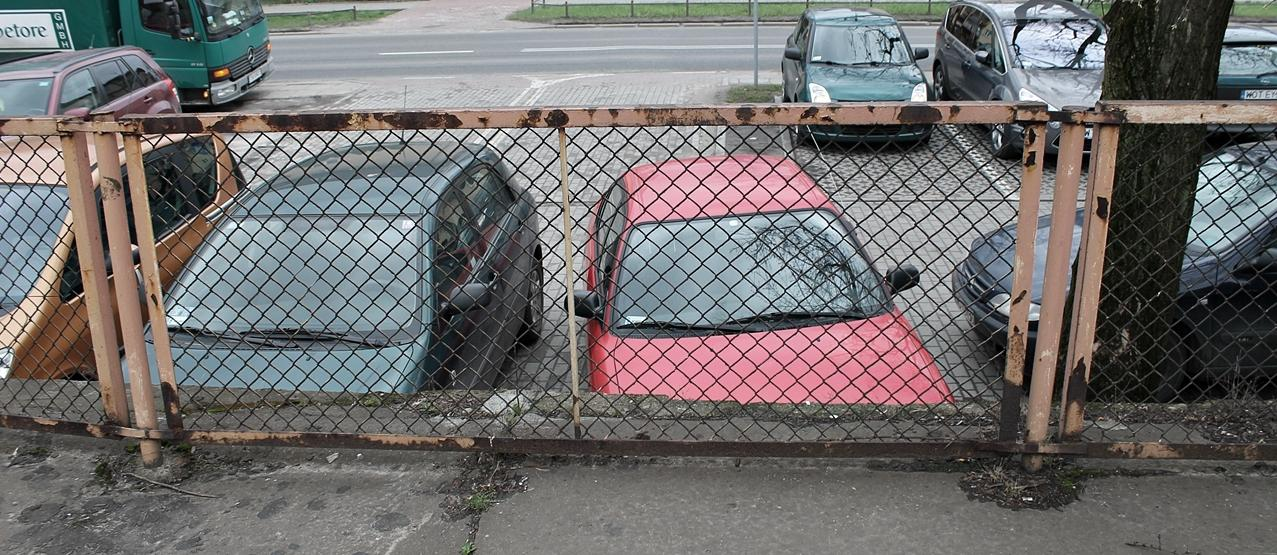 8. Dodatkowe dojście na peron, ułatwiające korzystanie z przejścia podziemnego Brak bezpośredniego dojścia z peronu wschodniego