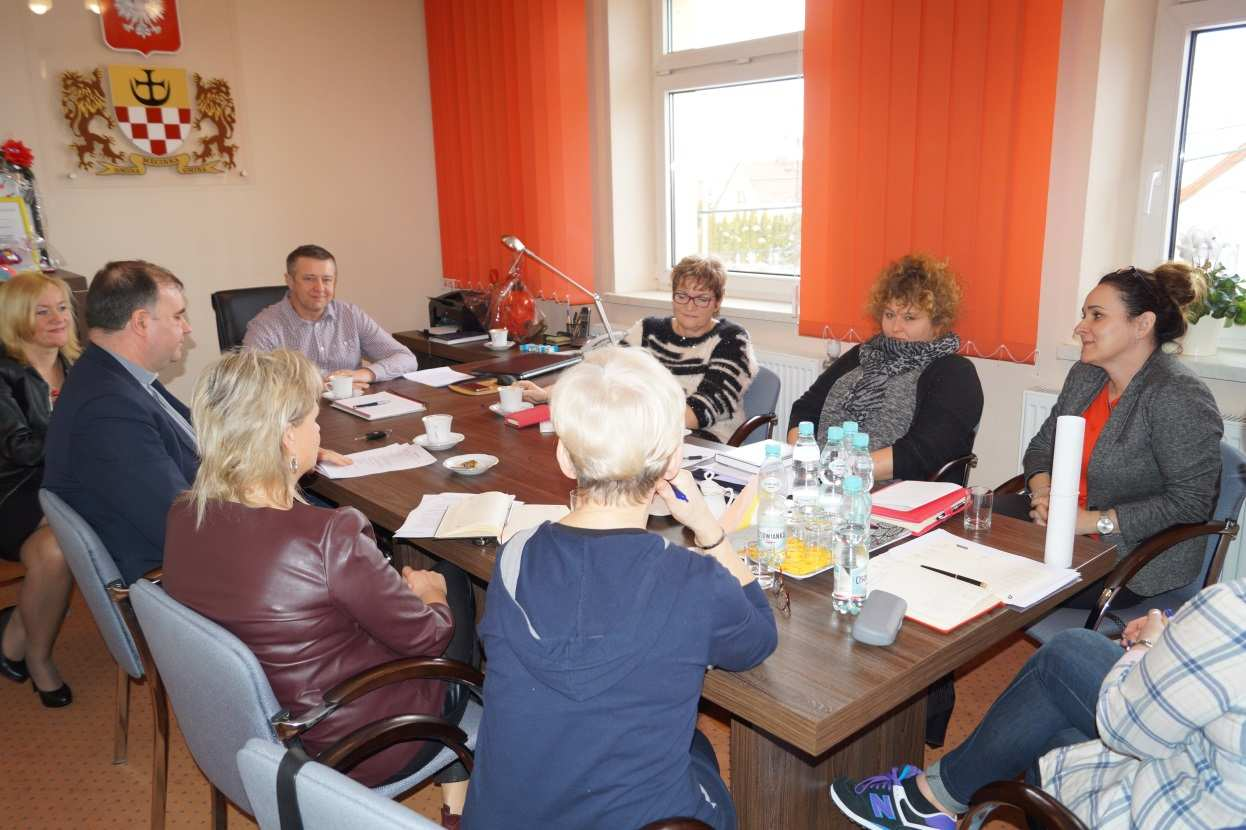 2 marca Spotkanie z KierowniczkąGOZ w Piotrowicach, Dyrekcjąszkółgminy Męcinka, Proboszczem parafii w