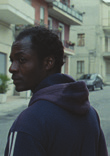 MEDITERRANEA JONAS CARPIGNANO Film zaczyna się w Algierii, dokąd przybywa Ayiva, młody człowiek pochodzący z Burkina Faso.
