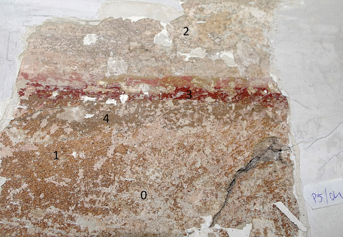 Pomieszczenie 1/02 - faseta i sufit. Odkrywka P5/O4 Odkrywka pokazuje, że tynki wapienno piaskowe (0) na ścianach drugiego pomieszczenia są w złym stanie.