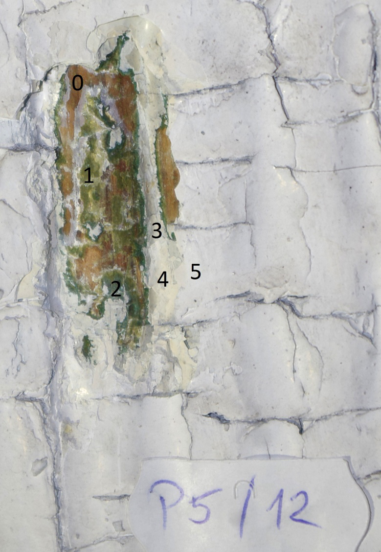 Stolarka okienna O1 - strona zewnętrzna. Na widoku stolarki okiennej oznaczono miejsca wykonania Odkrywek P5/12, P5/13 i miejsce pobrania Próbki P5/P5.