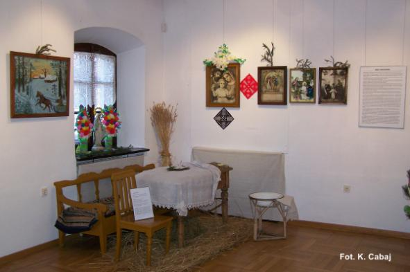 OD ADWENTU DO ZAPUSTÓW 12 grudnia 2014 22 lutego 2015 Wystawa była opowieścią o obrzędach, zwyczajach i obyczajach okresu jesienno-zimowego w XX wieku.