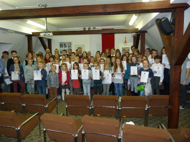 Wspólne śpiewanie pieśni patriotycznych publiczności z dziećmi Zespołu Szkół w Zagoździu (pow. łukowski).
