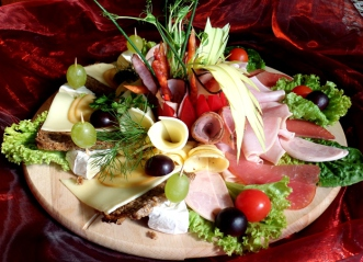 Przystawki Starters Carpaccio z polędwicy wołowej (100g) z rukolą i pomidorkami koktajlowymi, płatkami parmezanu, kaparami i oliwą truflową (50g) Beef