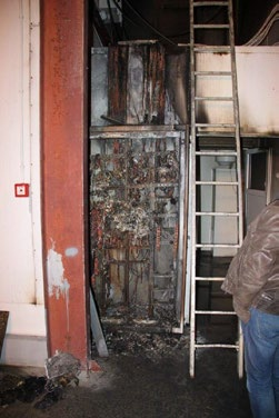 Spalone rozdzielnice 2014 Górny Śląsk. Dwa budynki wielorodzinne oraz doszczętnie spalona rozdzielnia w galerii handlowej.