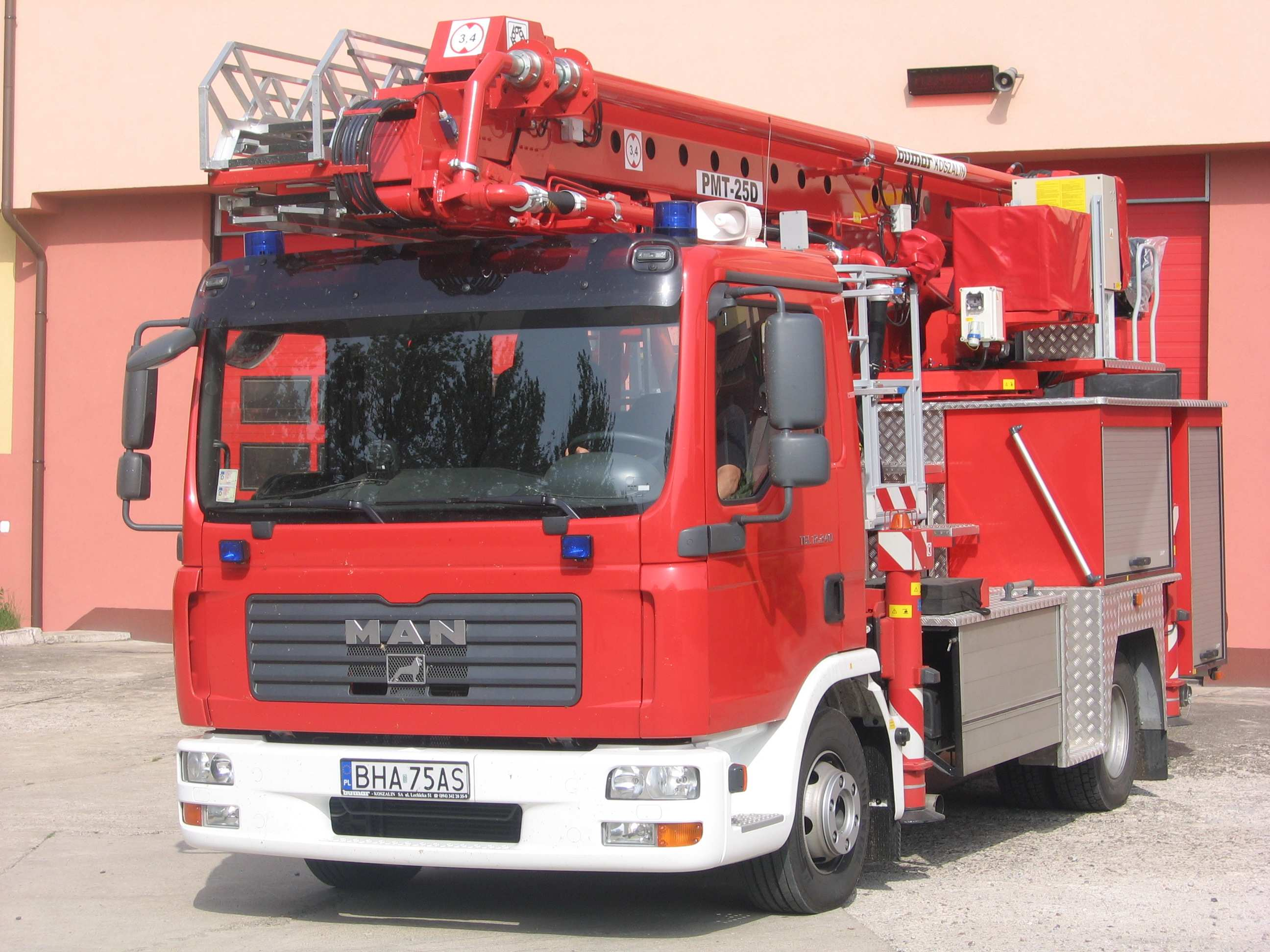 ZABEZPIECZENIE LOGISTYCZNE DZIAŁAŃ W 2007 roku dokonano zakupu 1 pojazdu - Podnośnik MAN TGL 12.240 4x2 BB o wartości 940000,00 zł.