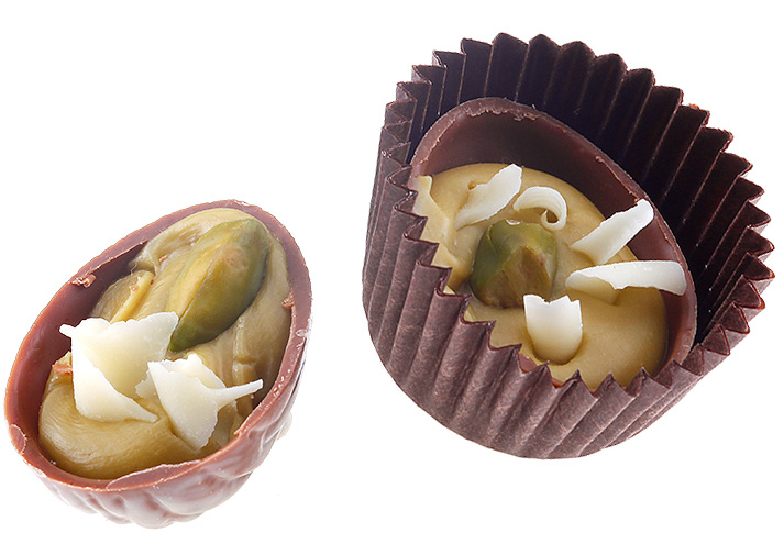 Pisyacjowa Pistacjowa Szampańska Pistacje w czekoladzie białej. Pistacje w czekoladzie mlecznej. Z szampańskim nadzieniem.