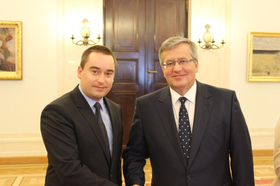 Karta Dużej Rodziny W piątek 27 czerwca 2014 roku para prezydencka spotkała się w Pałacu Prezydenckim z samorządowcami, którzy wcielili już w życie projekt wspierania dużych rodzin.