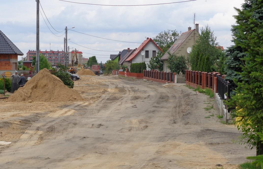 Budowa ul. Górnej Trwają prace związane z budową ul. Górnej. Prace wykonuje Przedsiębiorstwo Drogowe DROGBUD Gostyń.