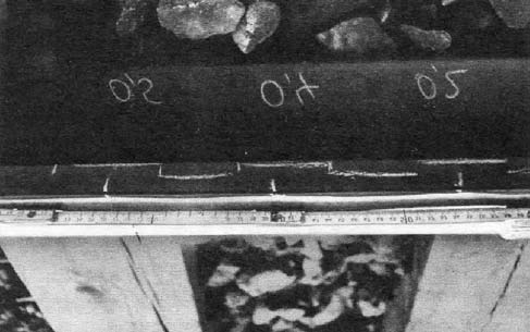 88 Stencel G. dużą wadę, natomiast rysy o długości większej od 30 mm są określane jako ekstremalne [17]. W przypadku squat (zagłębień), wadę lekką stanowi pojedynczy odcisk z ciemną plamą.
