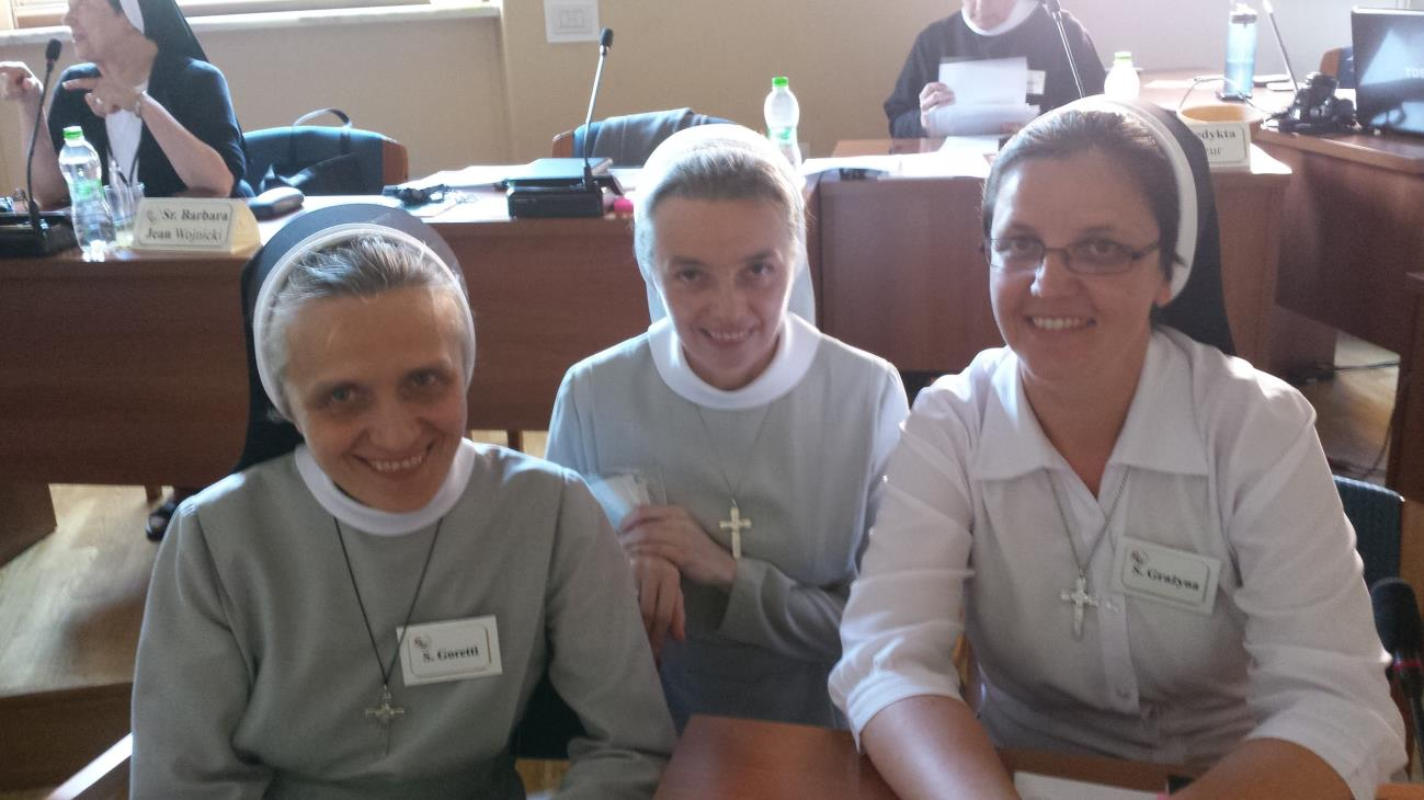 Siostra Goretti Komońska, Beata Rudzińska, Sekretarka Generalna i Siostra Grażyna Roclawska uśmiechają się po