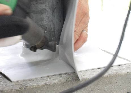 5. Przygotować kawałek taśmy o grubości 1 mm lub 2 mm, o szerości (na foto wysokość) 15 cm i o takiej długości aby po owinięciu na rurze był zakład co najmniej 2-3 cm. 6.