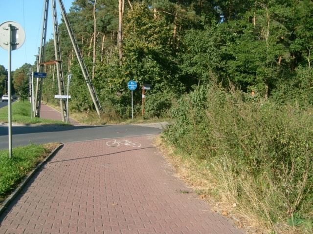 Zegadłowicza_001SK/20(OZN) -Brak znaku C-13_C-16 informującego o drodze pieszo-rowerowej (bez separacji ruchu). Zegadłowicza_001SK/20-2000(OZN) -Błędne oznakowanie poziome P-23 (co ok. 50m).