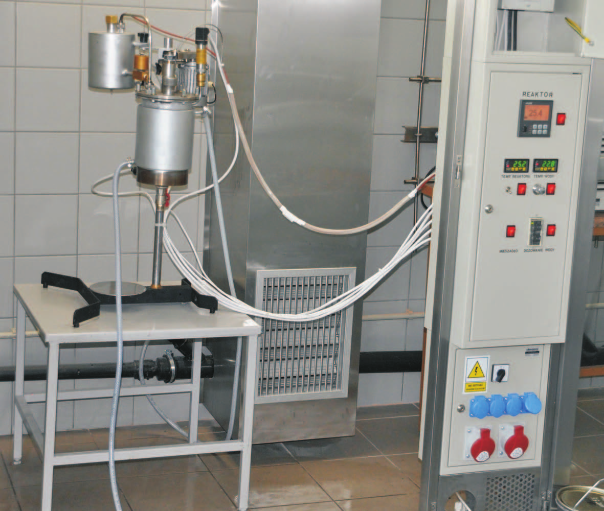 artykuły ści od rodzaju zastosowanych wosków syntetycznych oraz dodatków, parametry procesu emulgowania wynoszą: temperatura od 110 C do 150 C, czas mieszania od 10 minut do 30 minut.