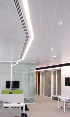 POKOJE BIUROWE PRODUKTY S6000 LED S4000 LED DOMINO MODERNA 2 32 32 36 38 PRZYKŁAD Oprawa: S6000LED Powierzchnia pomieszczenia: 8,21 m2 Liczba opraw: 8 Zużycie energii: 168 W Zużycie energii przy