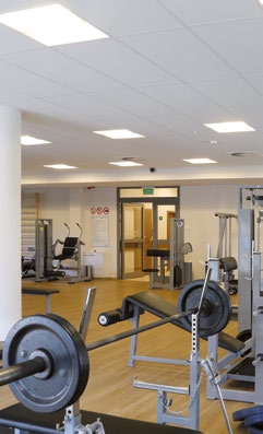 SIŁOWNIE PRODUKTY S4000 LED 32 FLAT LED 37 PRZYKŁAD Oprawa: FLAT LED Powierzchnia pomieszczenia: 80 m2 Liczba opraw: 12 Zużycie energii: 480 W Zużycie energii przy zastosowaniu 744 W