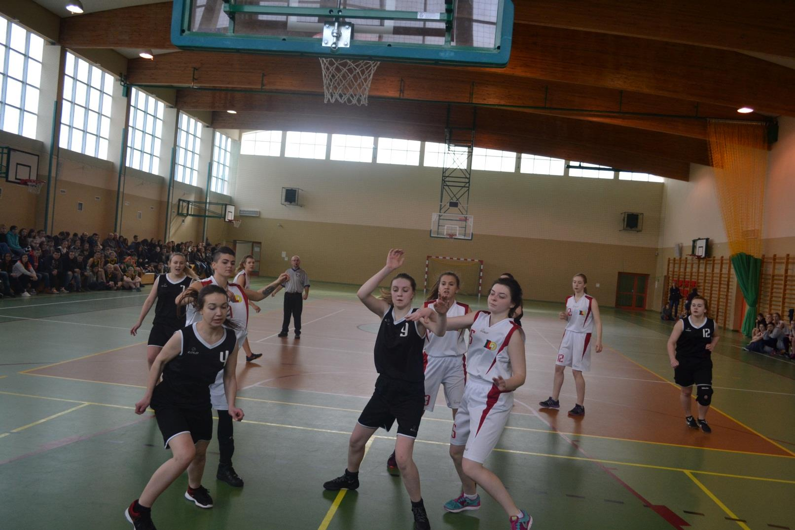 Piłka koszykowa dziewcząt LO I miejsce Mistrzostwach