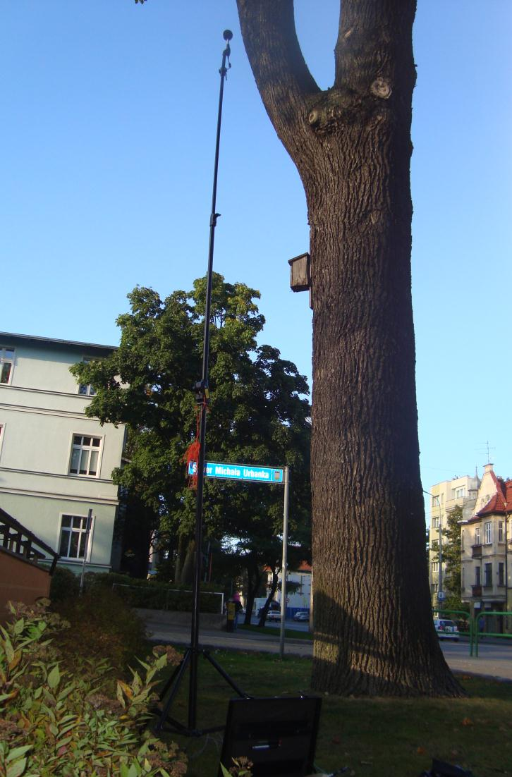 2. Wartości zmierzone Fotografia 1: Otoczenie punktu pomiarowego PK1 Numer punktu pomiarowego PK1 Źródło hałasu Aleja Niepodległ ości Data i godzina wykonania pomiaru 03.10.12r.