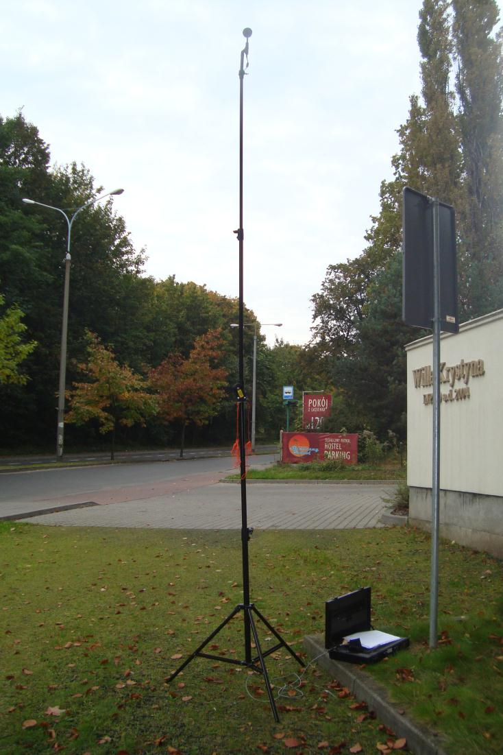 Fotografia 2: Otoczenie punktu pomiarowego PK2 2. Wartości zmierzone Numer punktu pomiarowego PK2 Źródło hałasu Ul. Jana Jerzego Haffnera Data i godzina wykonania pomiaru 16.10.12r.