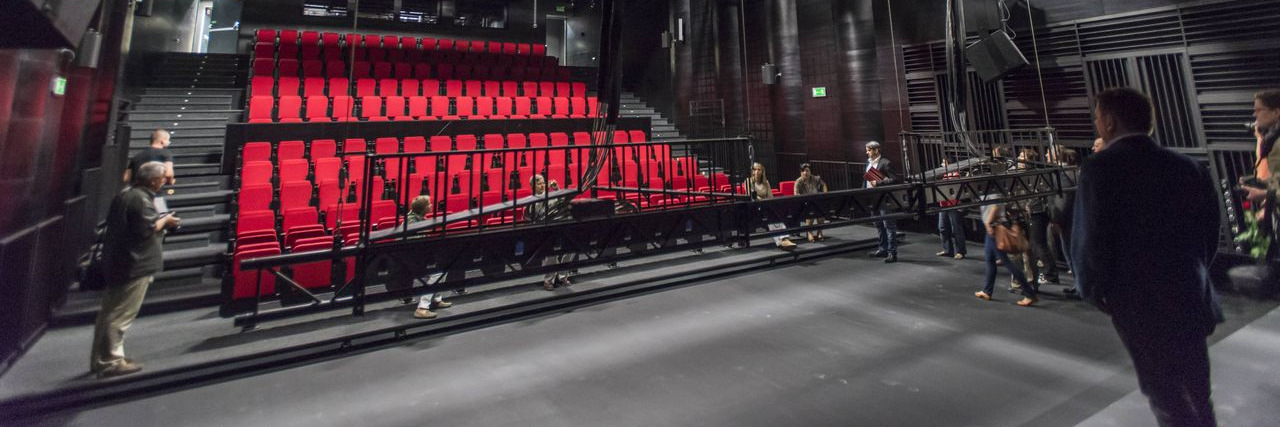 Przed przebudową, ze względu na wyjątkową szczupłość miejsca za sceną, przy zmianach dekoracji ekipa techniczna musiała rozmontować dekoracje na części, które zmieściłyby się w niskich drzwiach,