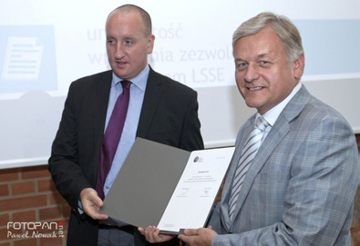 2 nowe zezwolenia 6 zezwoleń i laureaci nagrody Grohmana strona 2-3 Uroczystość wręczenia zezwoleń Sześciu Inwestorów odebrało 7 września zezwolenia w Łódzkiej Specjalnej Strefie Ekonomicznej S.A.