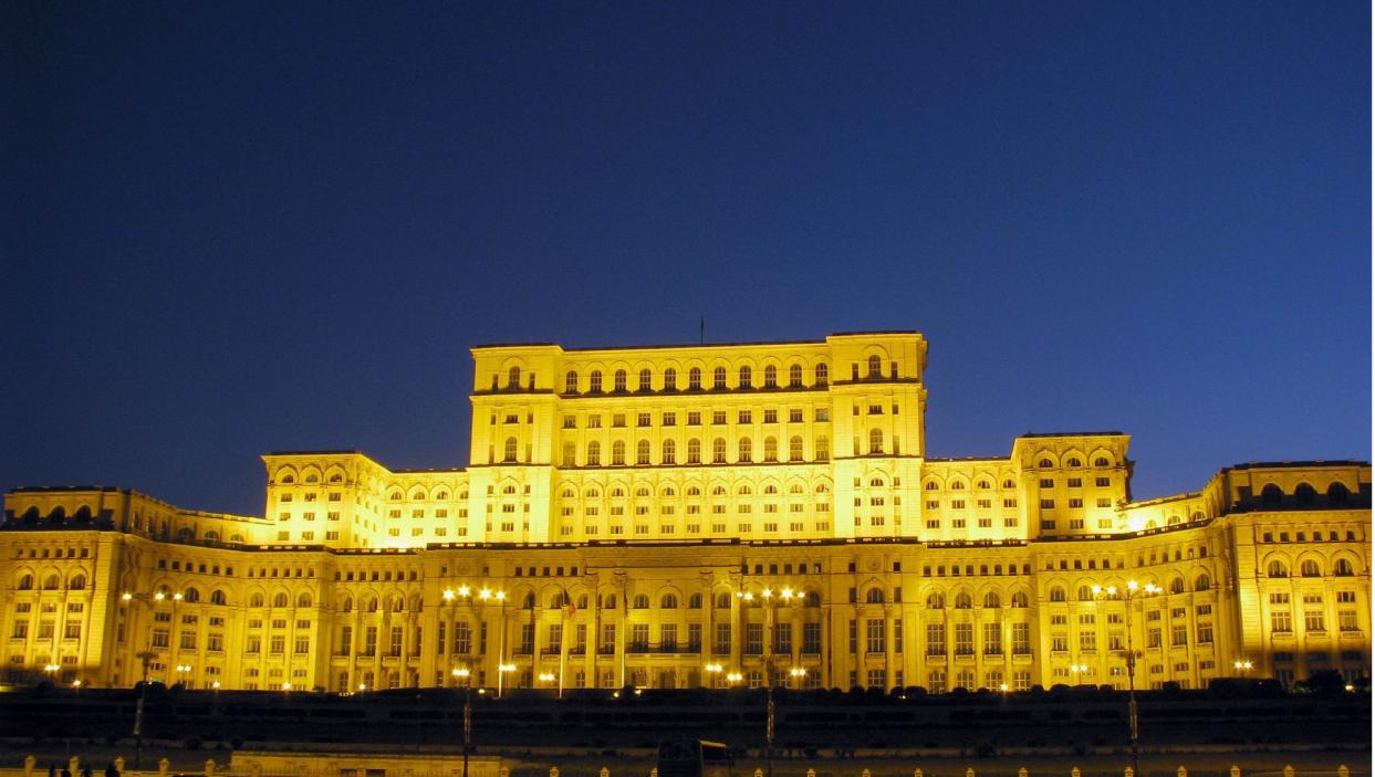drugim, pod względem wielkości budynku na świecie po Pentagonie, wpadamy również na Plac Rewolucji, który zachowuje żywe wspomnienia z wydarzeń rewolucyjnych 1989 roku.