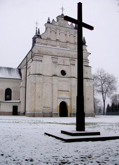 PAMITKOWY GŁAZ W czasie II wojny wiatowej zwoonych do Radzynia winiów, ze wzgldu na szczupło miejsca, odsyłano do obozów koncentracyjnych, albo rozstrzeliwano na miejscu.