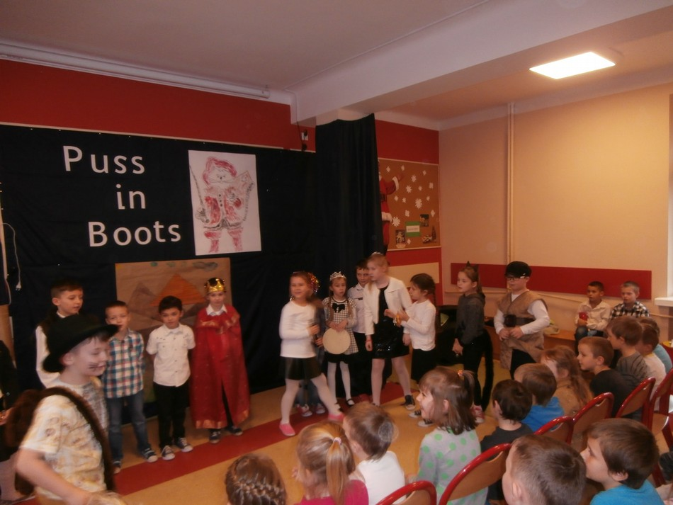 Puss in boots Przedstawienie teatralne w języku angielskim W grudniu wystąpiliśmy przed najmłodszą publicznością naszej szkoły w sztuce teatralnej Puss in boots.