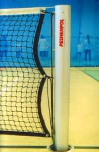 IV. Tenis ziemny. Słupki wykonane z profilu aluminiowego, mocowane w tulejach osadzonych w podłożu hali lub kortu.
