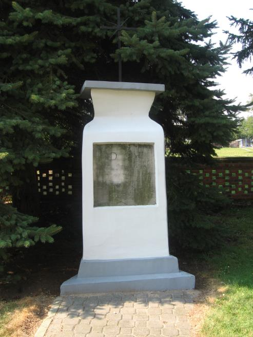 Nagrobek na cmentarzu przykościelnym Jankowice, cmentarz parafialny, 2 poł. XIX w. Cmentarz grzebalny w Jankowicach został założony w 2 poł. XIX w. Usytuowany jest przy drodze - Jankowice, przed zabudową wsi.