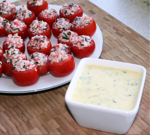 3. Starannie nadziewamy każdy pomidor jak na zdjęciu poniżej:) Dressing Maślankowo-Koperkowy: Składniki: 1 duże jajko, 2 łyżki świeżo wyciśniętego soku