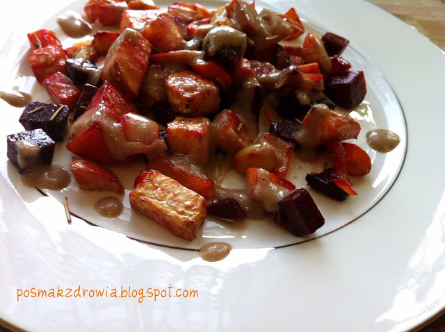 A teraz pora czymś ubrać nasze warzywka, czyli pomysł na doskonały dressing, który zaczerpnęłam z e-booka o tytule: 21 Amazing & Healthy Salad and dressing recipies Składniki: ( 1 szklanka ) 1/2