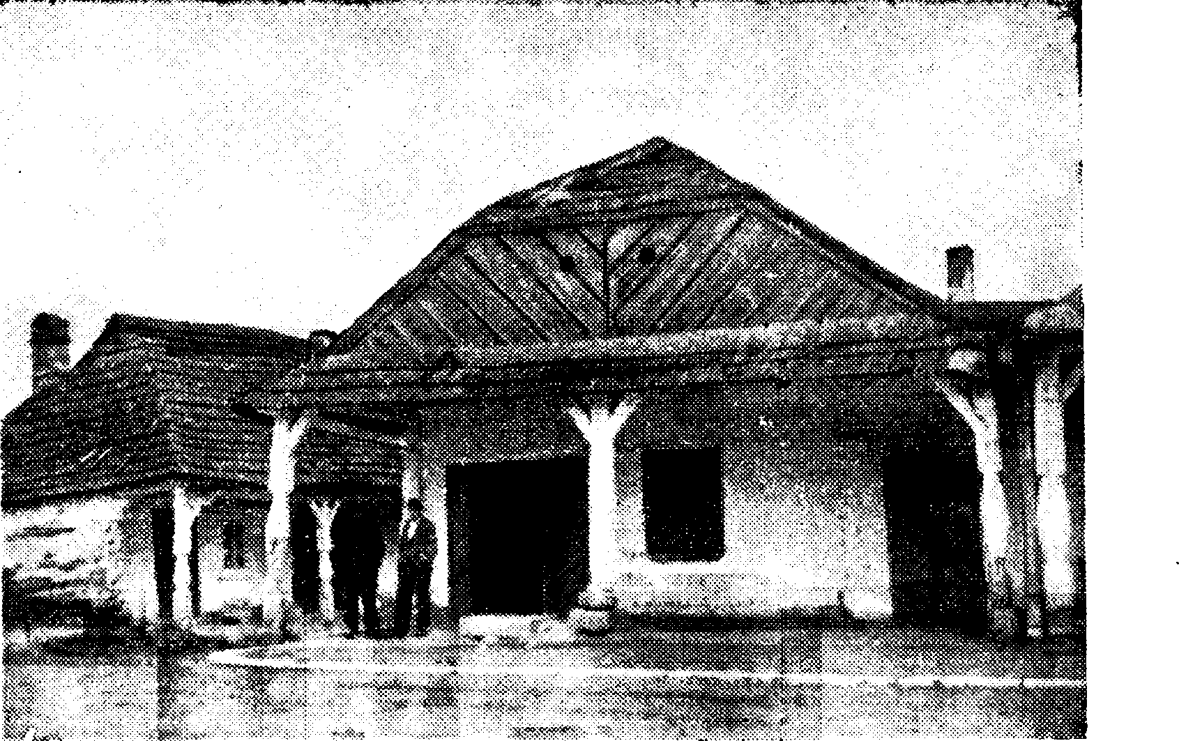 Ryc. 109. C iężkowice. D om y podcieniow e w rynku (fot. Arch. Krak. Urzędu Konserwatorskiego).