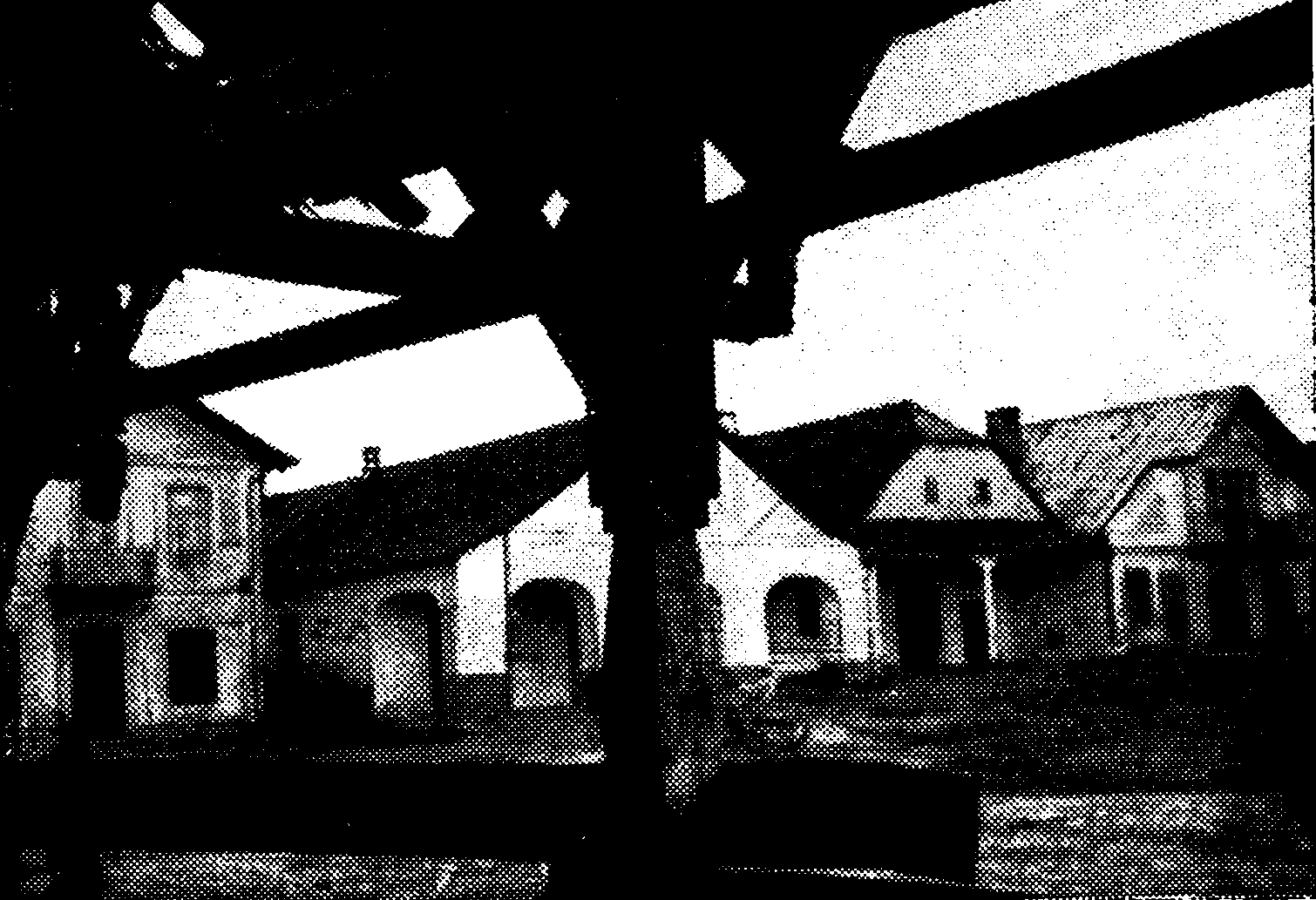 Ryc. 112. C iężkowice. D om y, p ierzeja południow a (fot. Arch. Krak. Urzędu Konserw.). żarze w Czchowie.