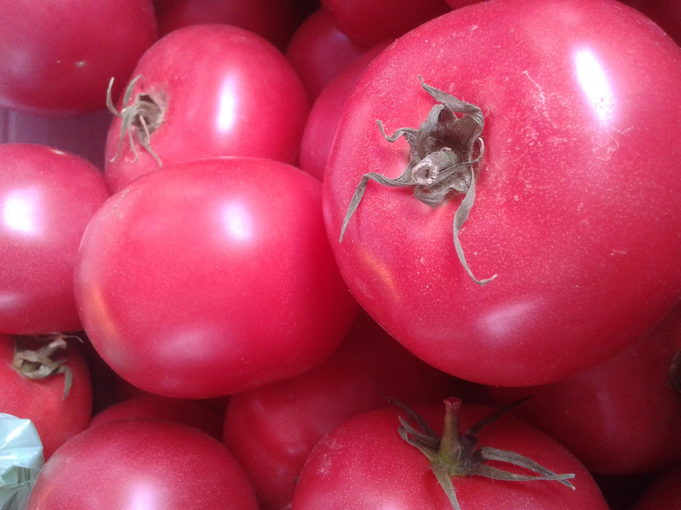 Zupa pomidorowa Składniki: Przecier pomidorowy Zalać pomidory gorącą wodą, obrać i pokroić, usunąć nasiona oraz szypułki. Miąższ włożyć do garnka i gotować przez 20 min.