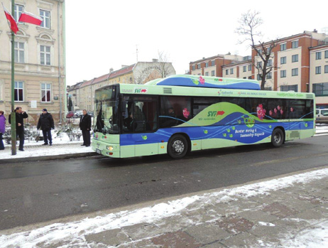 Neues von der Buslinie 983 Es liegen erste Statistiken zu der gemeinsamen Buslinie vor. Die Daten ergeben, dass mit der Buslinie 983 täglich rund 700 Leute fahren.
