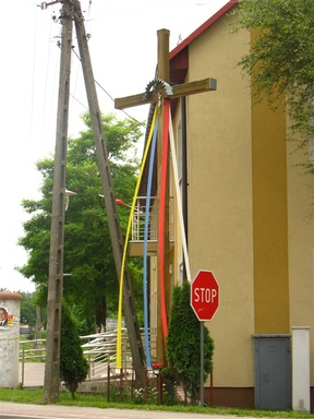 Krzyż drewniany (1) Krzyż można zauważyć wjeżdżając do Brzezin z trasy Kielce - Tarnów. Znajduje się on przy Urzędzie Gminy Morawica. Wysoki, drewniany krzyż ogrodzony jest metalowym płotkiem.
