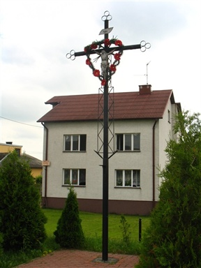 Krzyż żelazny (7) Krzyż żelazny (15) Krzyż znajduje się w Brzezinach przy ul. Chęcińskiej, po lewej stronie jadąc od Morawicy w kierunku Chęcin.