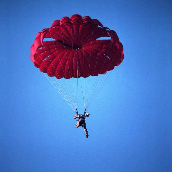 Zadania 9. Balon na ogrzane powietrze wznosi się z prędkością 12 m/s. Gdy znajduje się on na wysokości 80 m, za burtę wypada pewien pakunek. a) Po jakim czasie pakunek spadnie na ziemię?